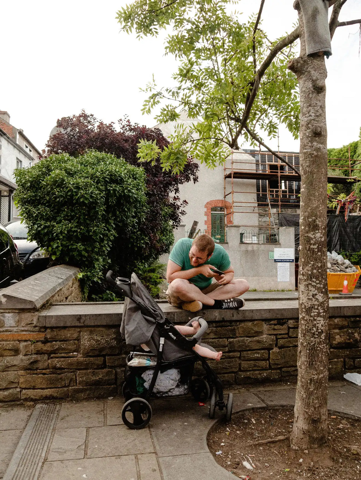 How to choose a pram organiser or hook that fits and stays put?